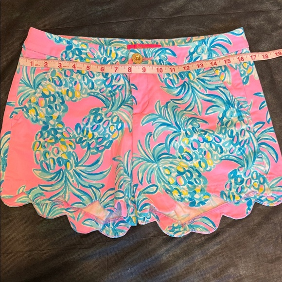 🔥NWOT Lily Pulitzer Pink Scalloped Shorts with Blue and Yellow Pineapple Print🔥 - Picture 2 of 8